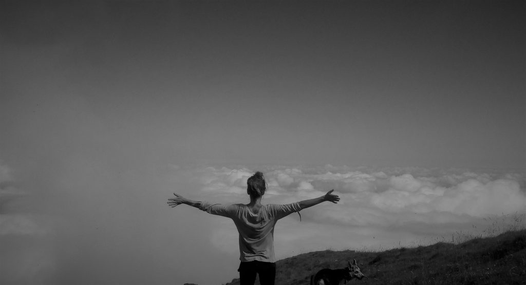 Le yoga est l'art de plonger en soi même. C'est comme un immense saut dans le vide. On se rend disponible à l'Inconnu, on découvre une vacuité et un silence toujours plus profonds.